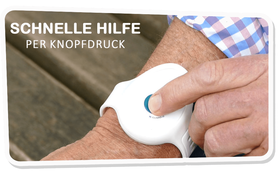 senior drückt auf sos knopf des notrufsystems