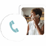 das notrufarmband kann auch als telefon genutzt werden. tochter telefoniert mit seniorin