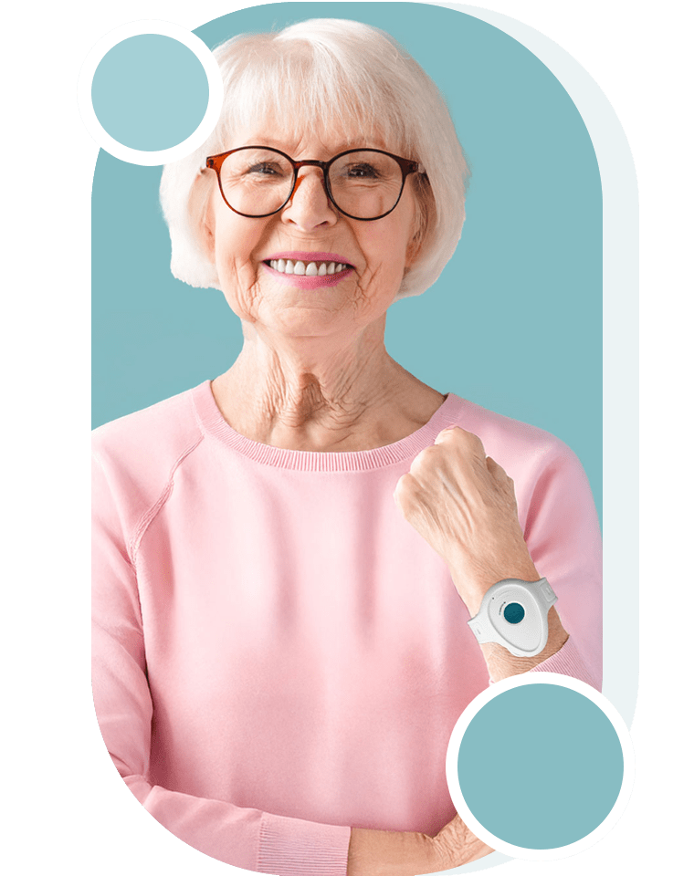 seniorin zeigt ihr notfallarmband am handgelenk