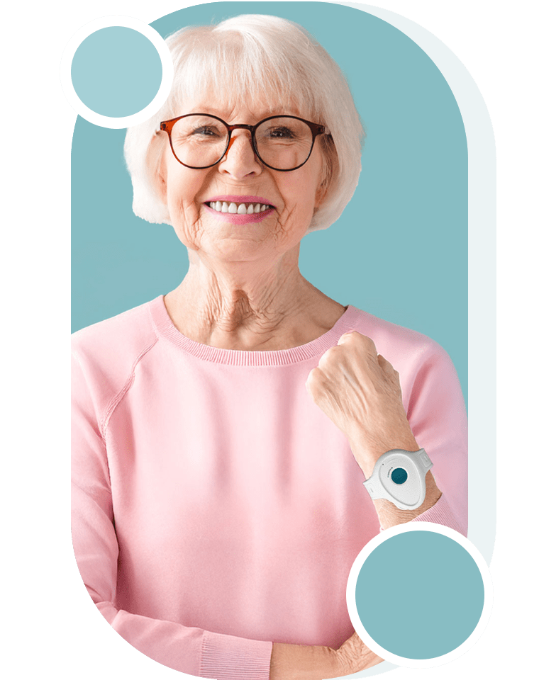 seniorin zeigt ihr notfallarmband am handgelenk
