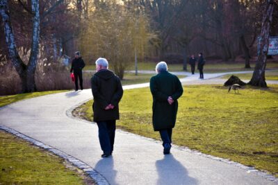 senioren spazieren im park