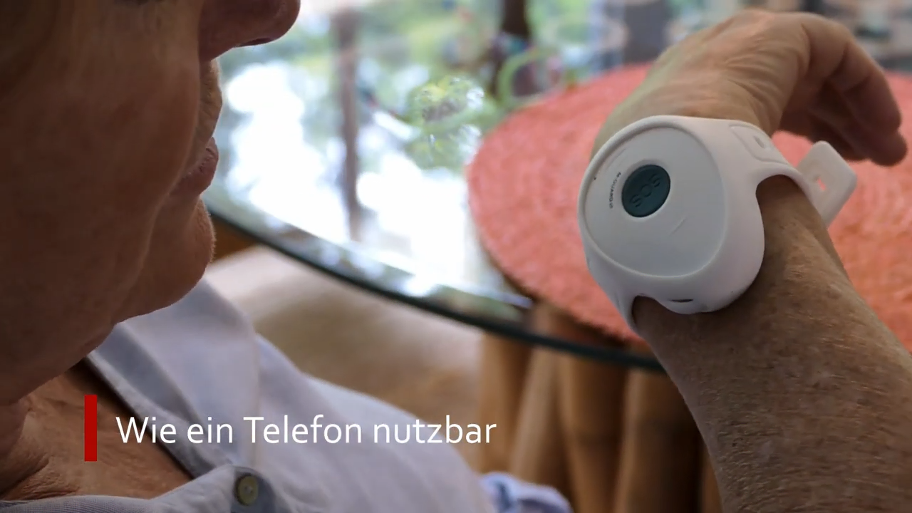 seniorin benutzt notfallknopf sprachfunktion