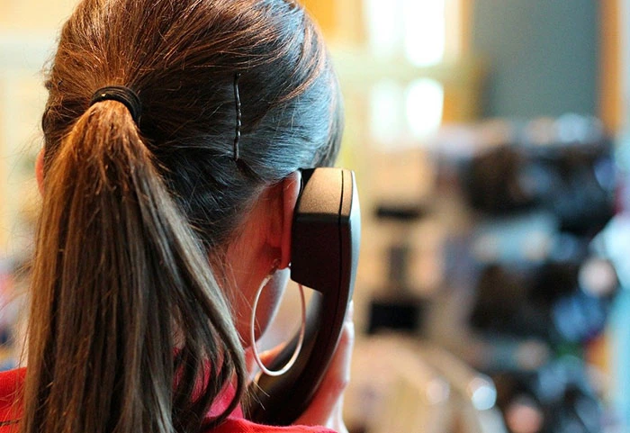 mitarbeiterin von notrufzentrale am telefon