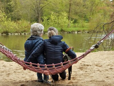 senior mit tochter in hängematte